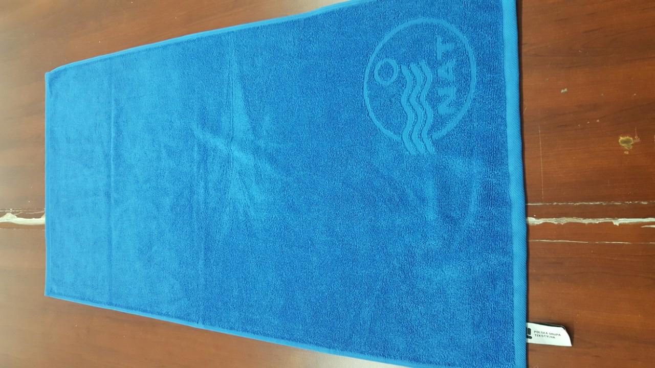 Niebieski ręczniki z logo