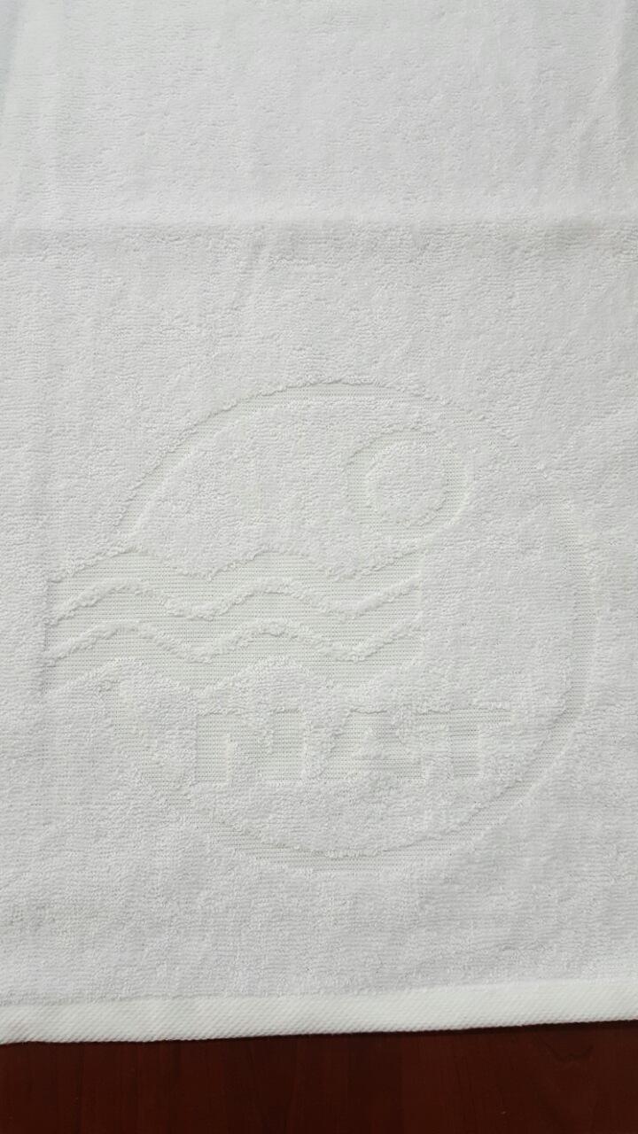 Logo na ręczniku hotelowym