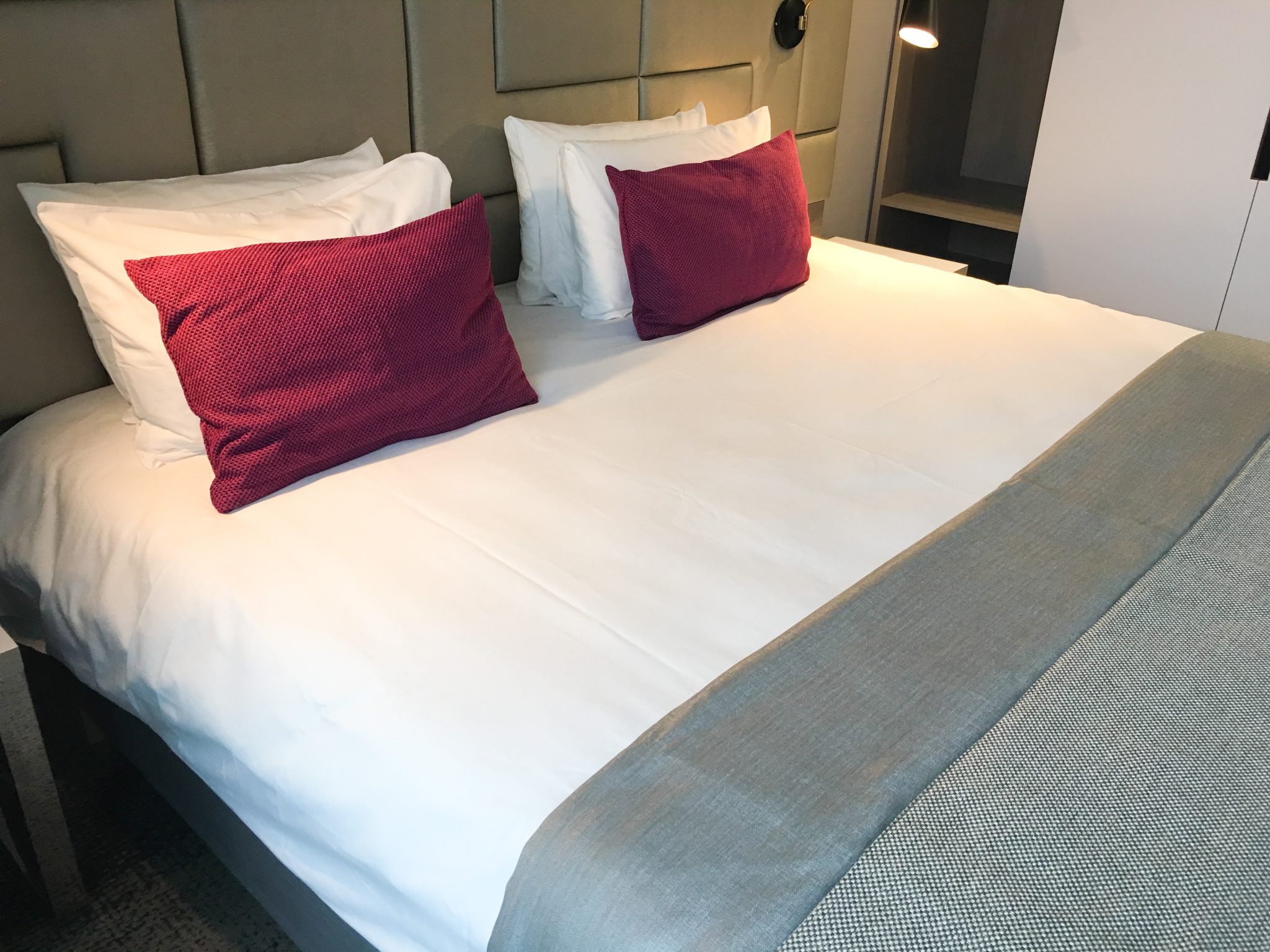 Poduszki i narzuta hotelowa